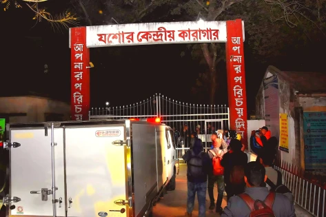 মুক্তি মেলেনি বন্দি স্বামীর: স্ত্রী–সন্তানের লাশ দেখানো হলো কারাগারের গেটে