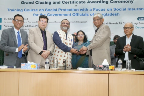 ঢাবিতে সামাজিক সুরক্ষা বিষয়ক প্রশিক্ষণ কর্মশালার সনদপত্র বিতরণ