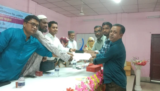 তাড়াইলে শ্রেষ্ঠ শিক্ষার্থীদের মাঝে ক্রেস্ট ও সার্টিফিকেট বিতরণ