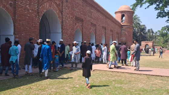 জুমাতুল বিদায় ষাটগম্বুজ মসজিদে মুসল্লিদের ঢল