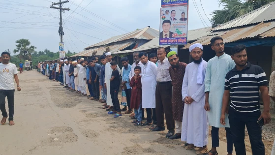 বাগেরহাটের দশানী-রামপাল-মোংলা সড়কের নির্মান কাজে ধীরগতি, ঠিকাদারের বিচারের দাবিতে মানববন্ধন