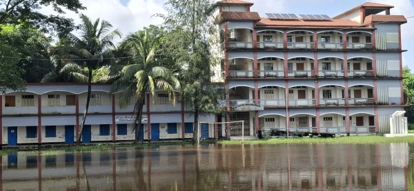 নোয়াখালীতে পানি নামছে ধীর গতিতে, অন্যদিকে কয়েক গ্রামে বেড়েছে