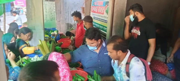 ফরিদপুরে সব ধরনের ক্রেতা সাধারণের আত্মার প্রতীক হয়ে উঠেছে জনতার বাজার