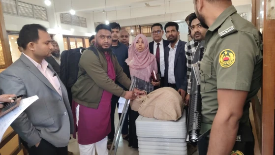 শোরে ৮২৪ ভোটকেন্দ্রে পৌঁছেছে ব্যালট বক্স, ১৫ হাজারের বেশি কর্মকর্তা-কর্মচারী দায়িত্বে