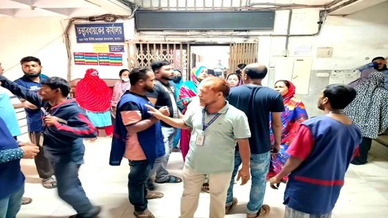 যশোর জেনারেল হাসপাতালে ট্রলি সেবায় টাকা আদায়, নিষেধাজ্ঞায় ক্ষোভে অবস্থান