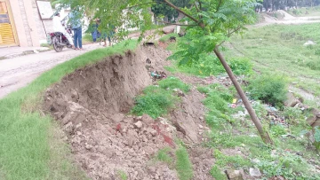 রাস্তা ঘেষে ভেকু দিয়ে মাটি কাটায় ধসে যাচ্ছে ফরিদপুর লেকপাড়ের গুরুত্বপূর্ণ সড়ক