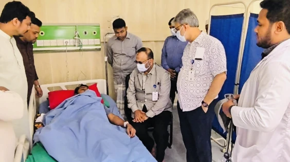 চিকিৎসাধীন নুর, মেঘমল্লার ও নাজমুলকে দেখতে গেলেন  ঢাবি ভিসি