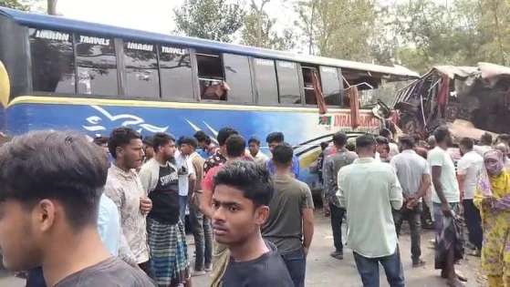 মাদারীপুরে সড়ক দুর্ঘটনায় ২ জন নিহত, আহত ২০