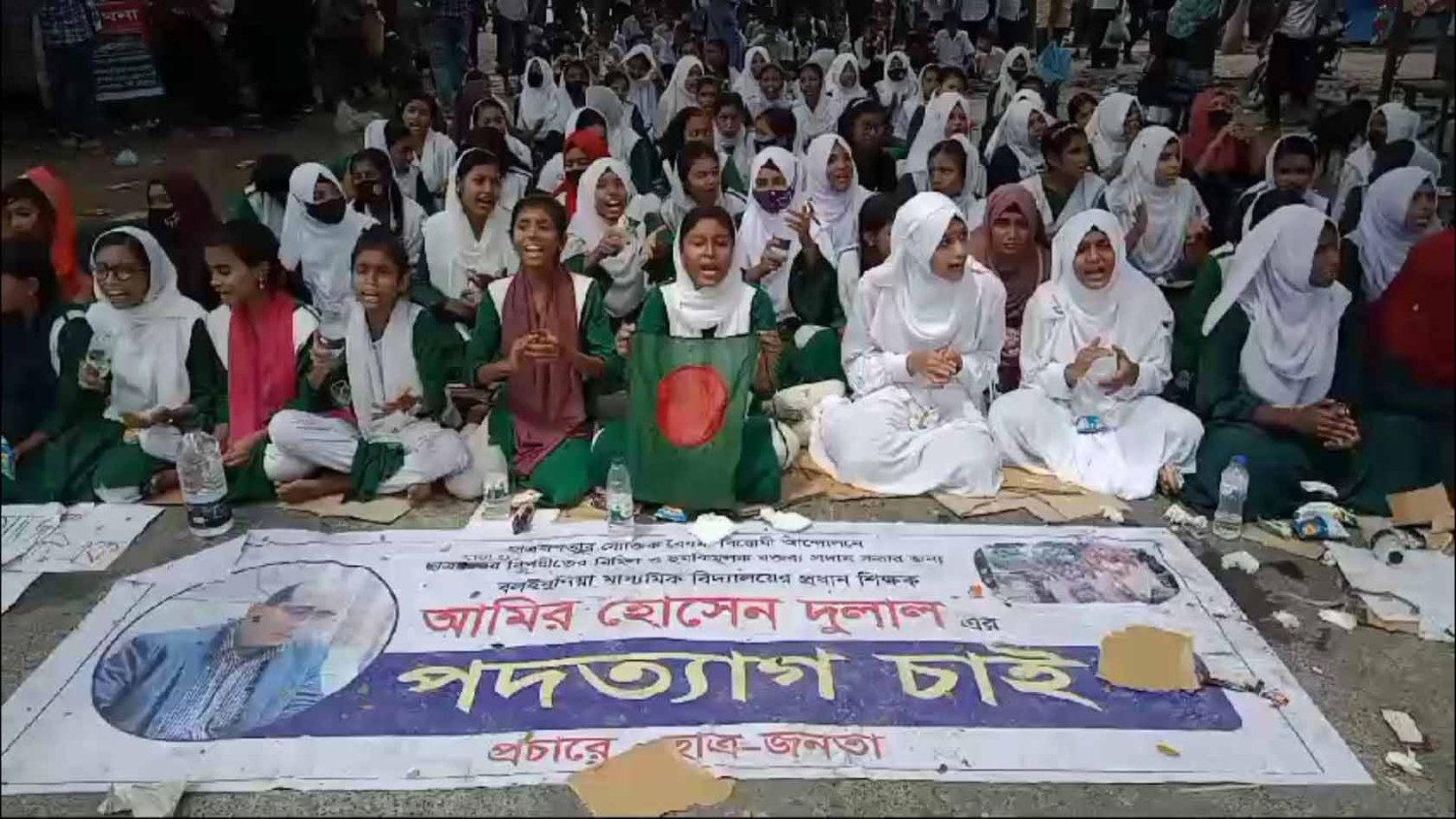 বাগেরহাটে প্রধান শিক্ষকের পদত্যাগের দাবিতে শিক্ষার্থীদের সড়ক অবরোধ