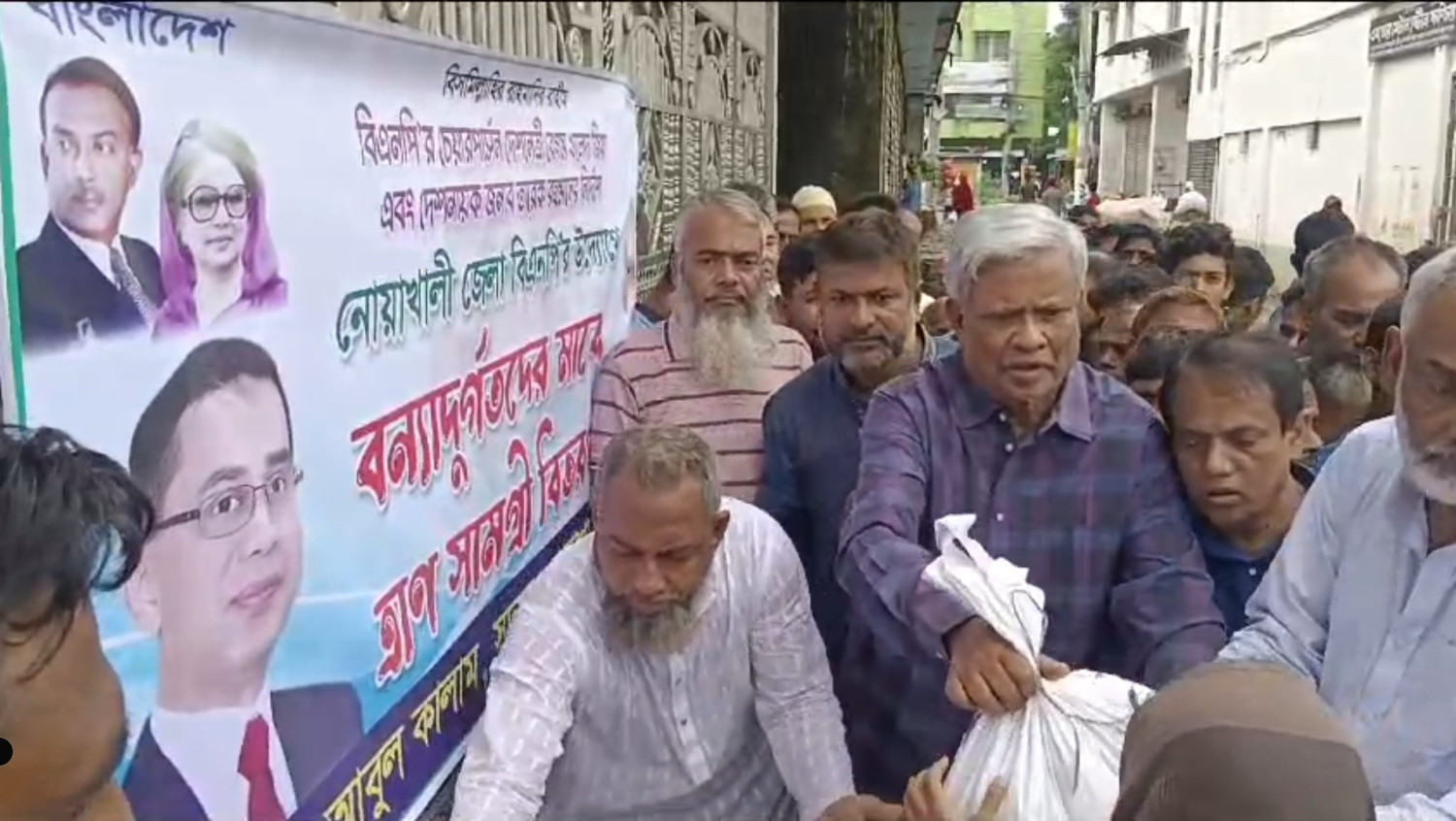 নোয়াখালীতে বিএনপির ভাইস চেয়ারম্যান শাহজাহানের ত্রাণ বিতরণ