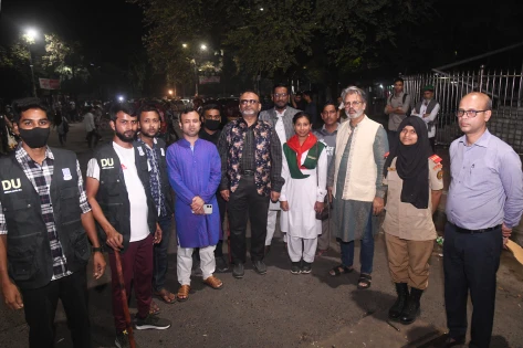 ঢাবি ক্যাম্পাসে যানবাহন নিয়ন্ত্রণ দলের কার্যক্রম পরিদর্শন করলেন উপাচার্য