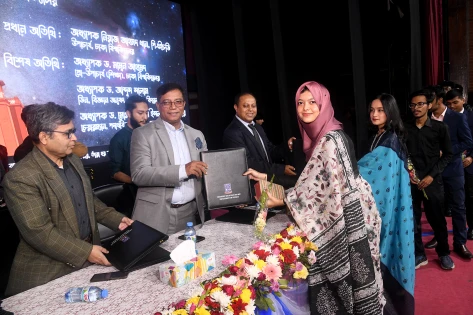 ঢাবি পদার্থ বিজ্ঞান বিভাগের নবীন বরণ ও বিদায় সংবর্ধনা