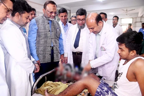 বৈষম্যবিরোধী ছাত্র আন্দোলনে আহতদের দেখতে হাসপাতালে ঢাবি উপাচার্য