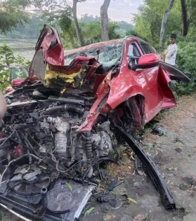 বাগেরহাটে প্রাইভেটকার নিয়ন্ত্রণ হারিয়ে গাছে ধাক্কা, নিহত ২