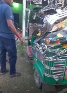 নোয়াখালীতে পিকআপ ভ্যানের ধাক্কায় প্রাণ গেল নারীর