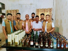 নোয়াখালীতে ৩লক্ষ টাকার বিদেশী মদসহ মাদক কারবারি গ্রেপ্তার