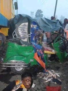 নোয়াখালীতে সিএনজি-পিকআপ ভ্যানের সংঘর্ষে যুবকের মৃত্যু