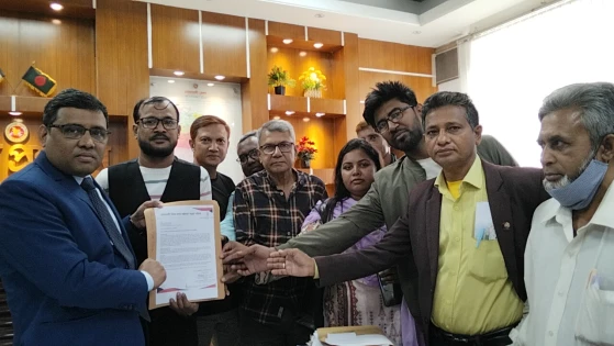 জুলাই স্মৃতি সংগ্রহশালায় শহিদ মুগ্ধ ও ফাইয়াজ এর  ব্যবহৃত জিনিসপত্র হস্তান্তর