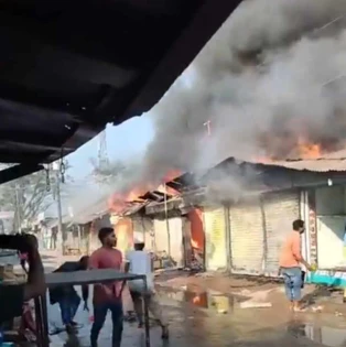 নোয়াখালীতে লন্ড্রি দোকানের আগুনে পুড়ল ১৫ দোকান