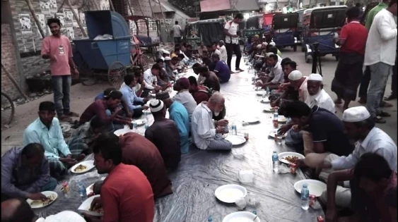 নোয়াখালীতে পথচারীদের জন্য বিএনপি নেতার ইফতার