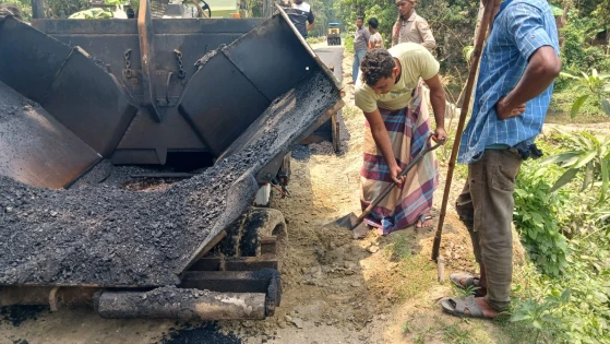 ১৩ কোটি টাকার সড়ক নির্মাণে অনিয়ম, কাজ বন্ধ দিলেন এলাকাবাসী