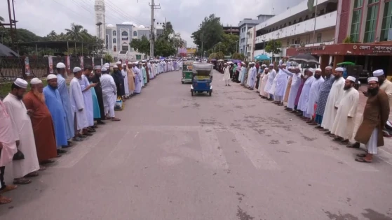 ঈদের আগে বকেয়া বেতন পরিশোধের দাবিতে মানববন্ধন