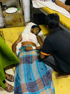চিকিৎসা নিতে গিয়ে পল্লী চিকিৎসকের ছুরিকাঘাতে কলেজ শিক্ষার্থী আহত