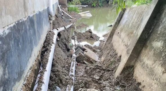 নোয়াখালীতে প্রতিবেশির সীমানা প্রাচীর ঘেঁষে পুকুর খনন, হুমকির মুখে কোটি টাকার পাকা বাড়ি