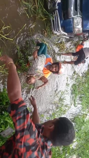 মাইক্রোবাস খালে পড়ে একই পরিবারের ৭জনের মৃত্যু