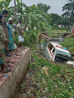 নোয়াখালীতে লাশবাহী অ্যাম্বুলেন্স পড়ে গেল খালে