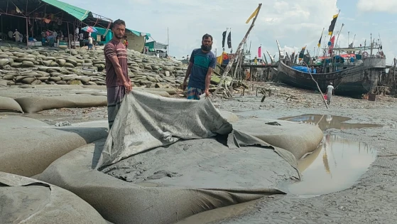 হাতিয়ায় নদী ভাঙন রোধকল্পে ফেলা বালিভর্তি জিও ব্যাগ ছিঁড়ে ফেলার অভিযোগ, স্থানীয়দের বিক্ষোভ