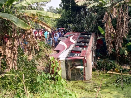 মাদারীপুরে নিয়ন্ত্রণ হারিয়ে বাস খাদে, পথচারী নারী নিহত