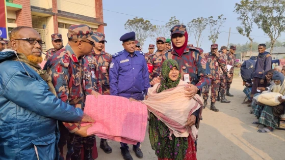 হাতীবান্ধায় ৬১ বিজিবি’র পক্ষ থেকে শীতবস্ত্র বিতরণ