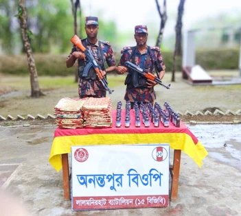 লালমনিরহাটে বিজিবি’র অভিযানে ভারতীয় শাড়ি ও ইস্কাফ সিরাপ জব্দ