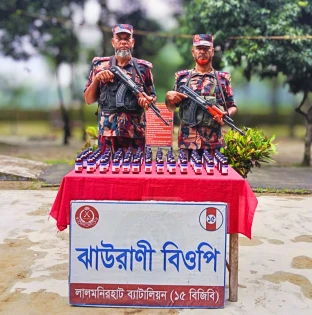 লালমনিরহাটে বিজিবির অভিযানে ভারতীয় ইস্কাপ সিরাপ জব্দ