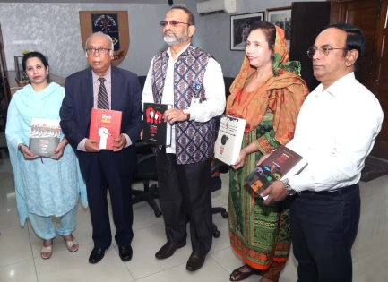 ঢাকা বিশ্ববিদ্যালয়কে ‘জুলাই বিপ্লবের রক্তাক্ত দলিল’ শীর্ষক গ্রন্থ উপহার