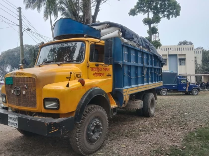 তাড়াইলে ৩০০ বস্তা ইউরিয়া সারসহ ট্রাক জব্দ