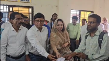 ফরিদপুরে ছাত্র আন্দোলনে শহীদ পরিবারের মাঝে আমরা বিএনপি পরিবারের আর্থিক সহায়তা