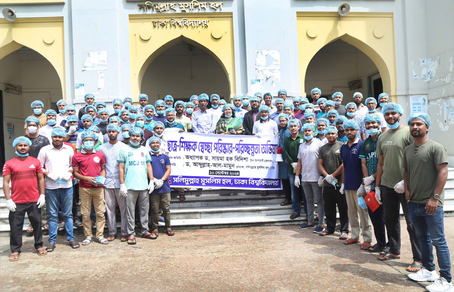ঢাবি’র এস এম হলে পরিষ্কার-পরিচ্ছন্নতা অভিযান শুরু