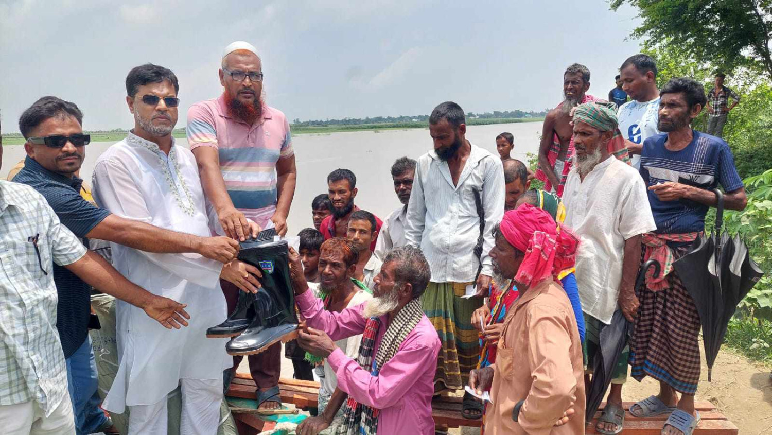 ফরিদপুরে কৃষক কৃষাণিদের মাঝে গামবুট বিতরণ