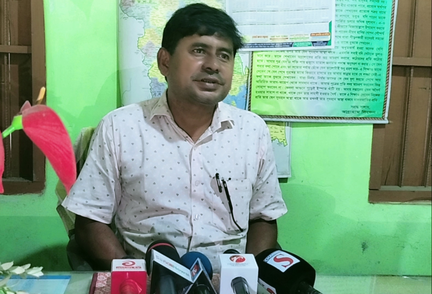 নিয়োগ বাণিজ্যের দুর্নীতির অভিযোগে প্রধান শিক্ষককে অবরুদ্ধ, দফায় দফায় বৈঠক