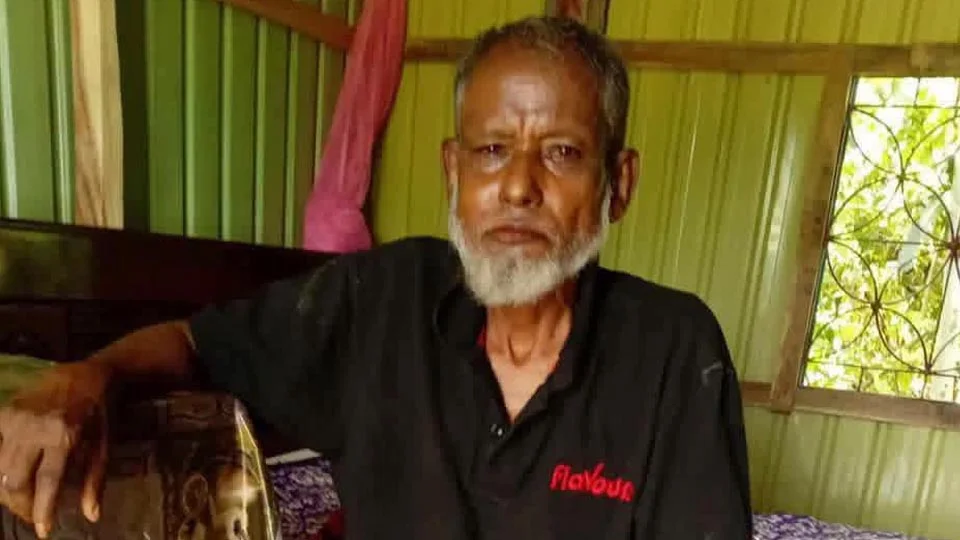 দুর্গন্ধের রহস্য খুঁজতে গিয়ে মিলল বৃদ্ধের লাশ
