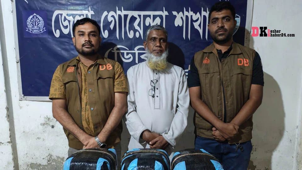 নোয়াখালীতে ১২ কেজি গাঁজাসহ মাদক কারবারি গ্রেপ্তার