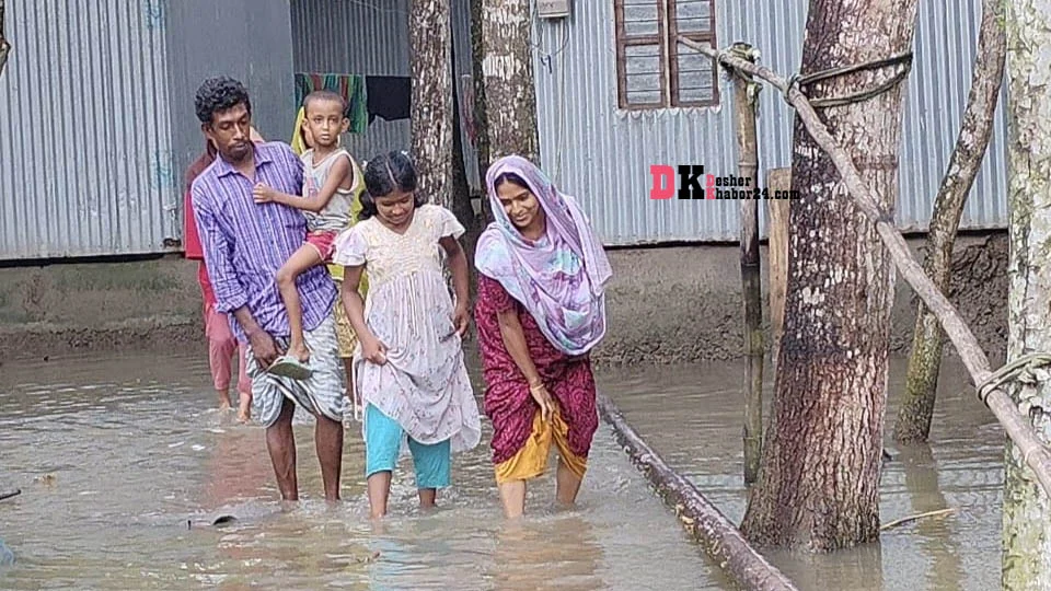 বর্ষণে ফরিদপুরে  জলাবদ্ধতা: ভোগান্তিতে নিচু এলাকার মানুষ