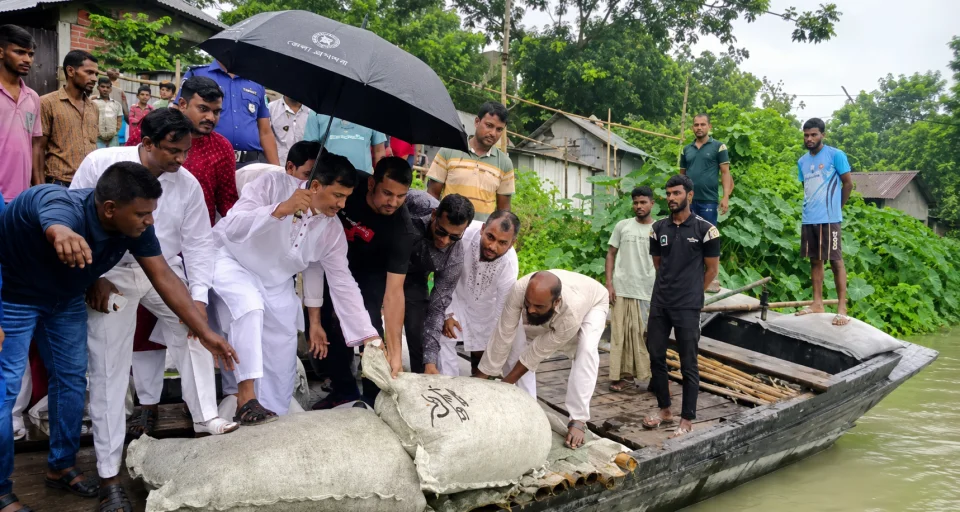 মাদারীপুরে  জিও ব্যাগ ফেলে ভাংগন প্রতিরোধ কাজের উদ্বোধন