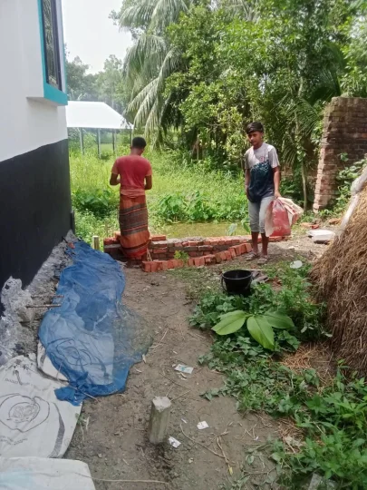 রাস্তায় ইটের প্রাচীর নির্মাণে ভোগান্তিতে অর্ধশতাধিক পরিবার