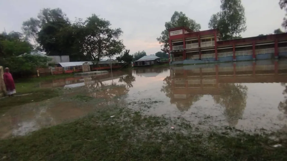 বৃষ্টি হলেই তলিয়ে যায় বিদ্যালয় মাঠ, দুর্ভোগে শিক্ষার্থীরা
