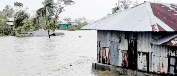 অবিরাম বৃষ্টিতে ভোলায় বিস্তীর্ণ এলাকা, সড়ক ও জনপদ পানির নীচে, দূর্ভোগে কয়েক হাজার গ্রামবাসী