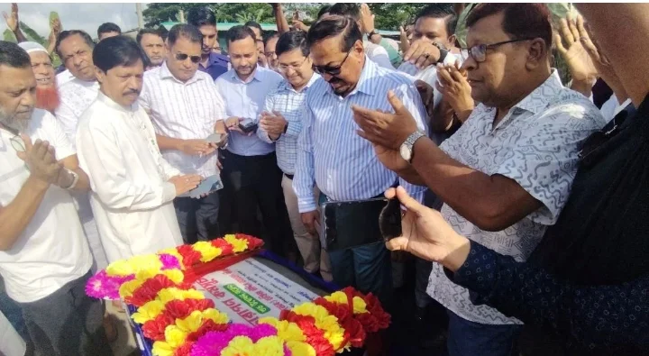 ভোলা-চরফ্যাশন মহাসড়কে বৃক্ষরোপণ কর্মসূচি উদ্বোধন