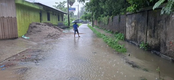 মুষলধারে বৃষ্টিতে ডুবল নোয়াখালী, জলাবদ্ধতায় দুর্ভোগ চরমে